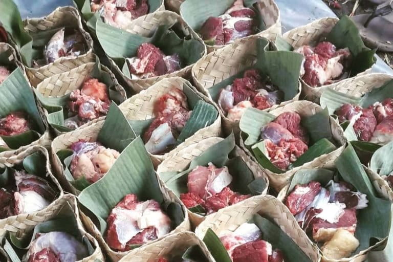 Daging kur siap didistribusikan menggunakan wadah ramah lingkungan, daun pisang dan besek (anyaman dari bambu). Foto: dari Facebook Nissa Wargadipura, pendiri Pesantren Ekologi Garut.