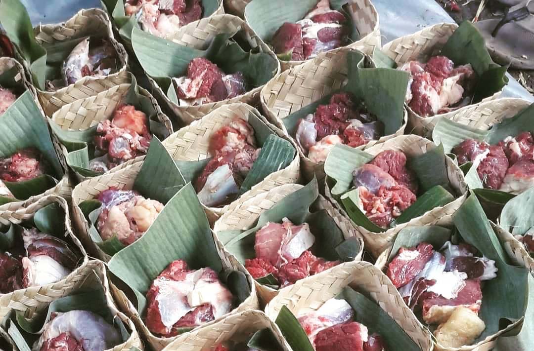 Daging kur siap didistribusikan menggunakan wadah ramah lingkungan, daun pisang dan besek (anyaman dari bambu). Foto: dari Facebook Nissa Wargadipura, pendiri Pesantren Ekologi Garut.