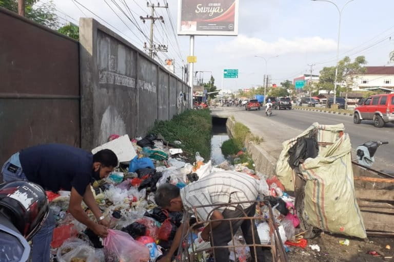 Sampah menunjuk di salah satu sudut Kota Pekanbaru. Foto: Suryadi/ Mongabay Indonesia