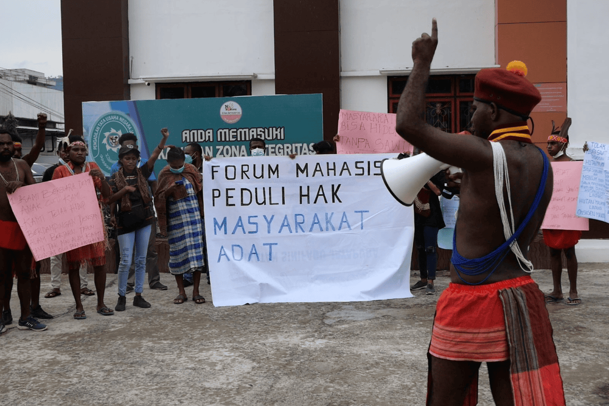 Mahassiswa asal Papua Barat aksi dukungan kepada Bupati Sorong di halaman PTUN Jayapura. Foto: Asrida Elisabeth/ Mongabay Indonesia