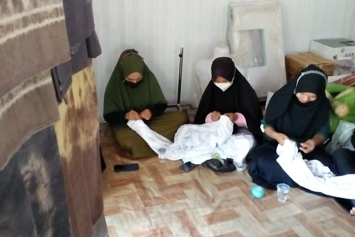 Kelompok Usaha Bersama (Kube) Penjahit Teluk Karya di Kabupaten Balangan. Mereka bikin kerajinan sasirangan dengan pewarna alami yang diperoleh dari lahan gambut. Foto: M Rahim Arza/ Mongabay Indonesia