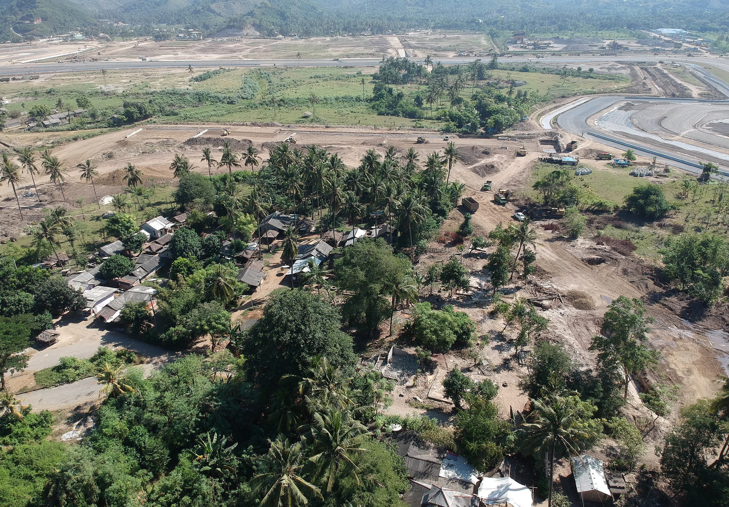 Perkampungan warga berada di tengah Sirkuit Mandalika. Mereka sulit akses keluar sampai jebol pagar. Foto: Fathul Rahkman/ Mongabay Indonesia