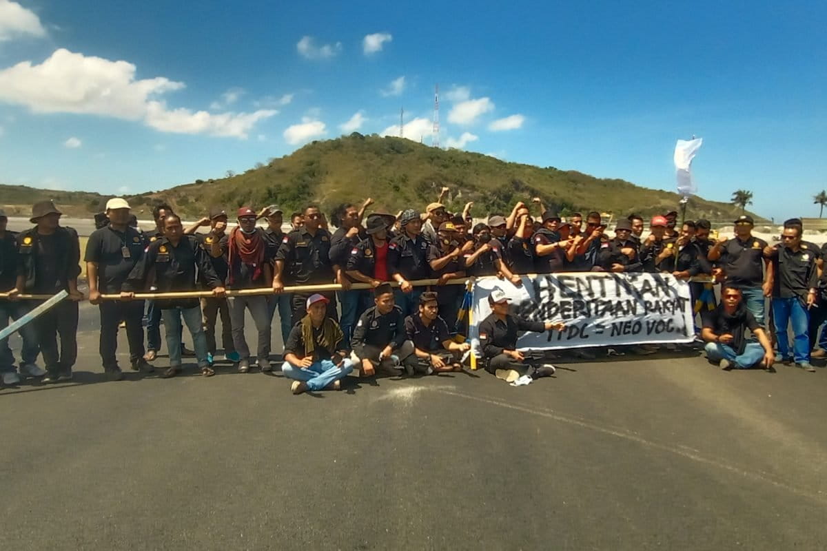 Para aktivis KASTA NTB memblokir lintasan Sirkuit Mandalika sebagai bentuk protes terhadap 79 KK yang terkurung di dalam sirkuit. Foto: KASTA NTB