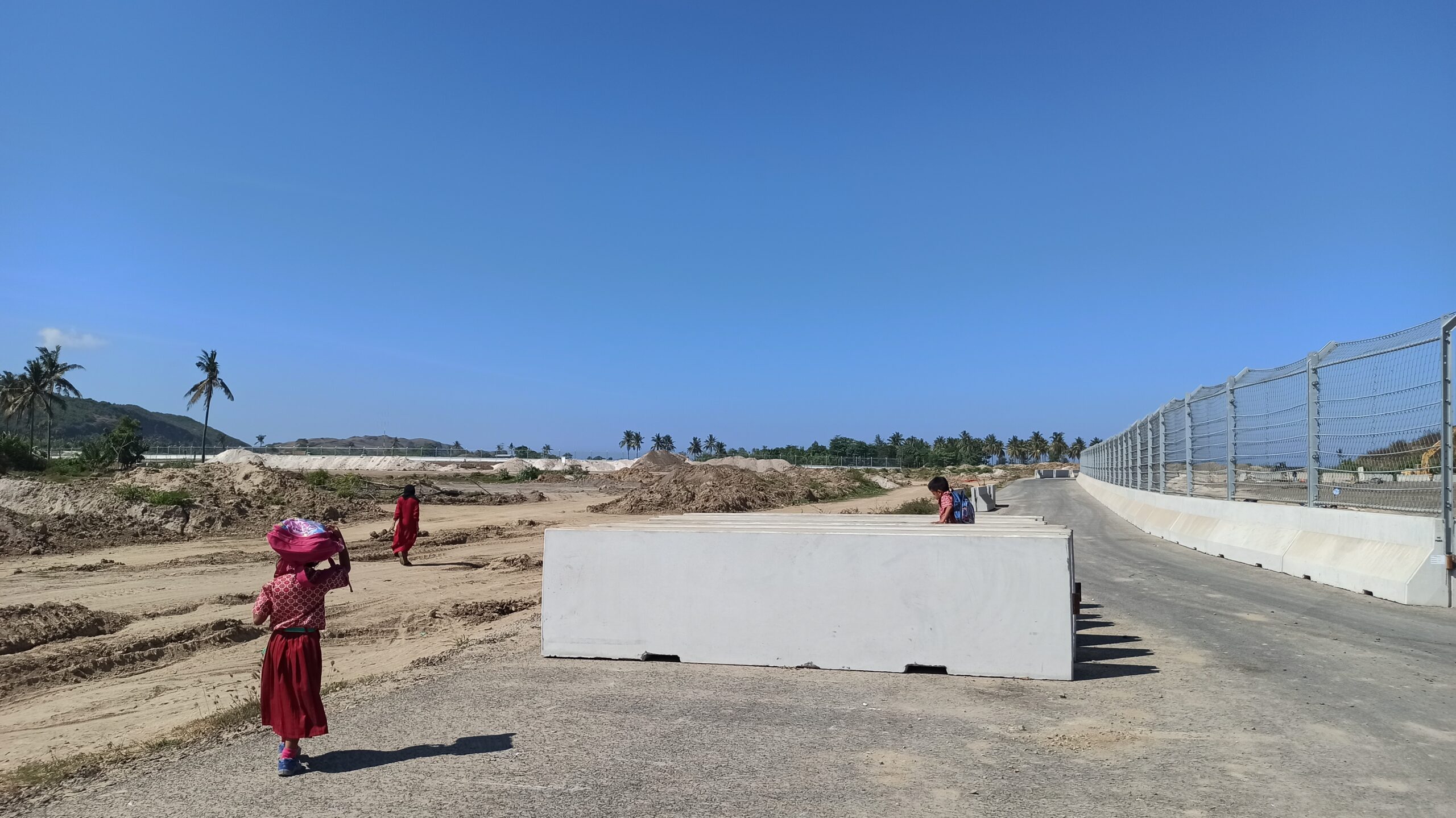 Ada 30-an anak dari Ebunut yang bersekolah dan harus melewati lintasan Sirkuit Mandalika. Kalau MotoGP atau event apapun digelar di sirkuit, sudah pasti mereka tidak bisa lagi ke sekolah. Foto: Fathul Rakhman/Mongabay Indonesia