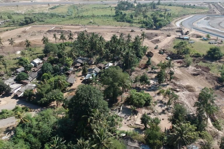 Perkampungan warga berada di tengah Sirkuit Mandalika. Mereka sulit akses keluar sampai jebol pagar. Foto: Fathul Rahkman/ Mongabay Indonesia
