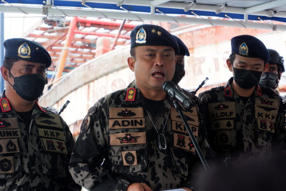  1Laksamana Muda TNI Adin Nurawaluddin , Direktur Jenderal Pengawasan Sumberdaya Kelautan dan Perikanan (PSDKP), dalam konferensi pers yang dilaksanakan di Pangkalan PSDKP Batam. Foto Yogi.JPG