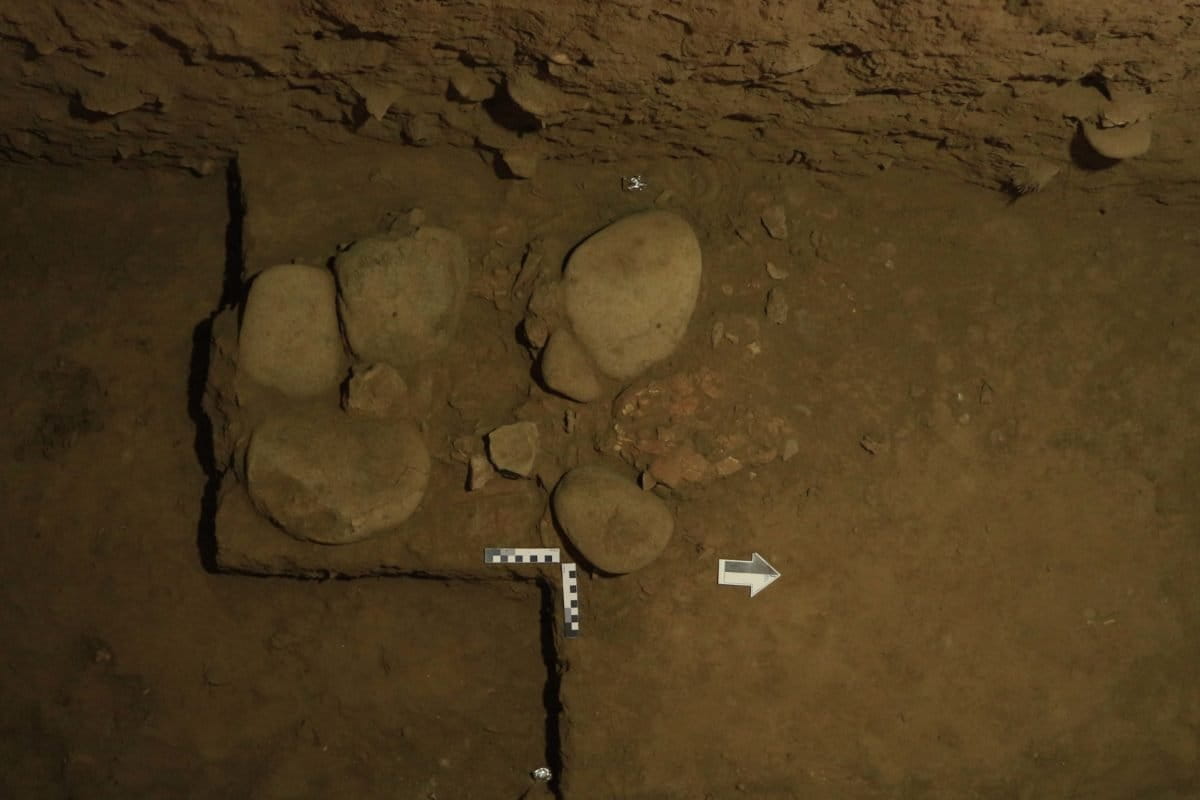  Leang Paningnge sebelum lima buah batu yang menindih rangka Besse, diangkat. DOKUMENTASI Departemen Arkeologi Universitas Hasanuddin Makassar.JPG