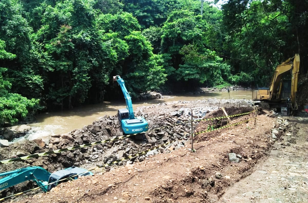 Proses pengerjaan proyek pembangunan pembangkit listrik tenaga mini hidro di Jawa Timur. Foto: A. Asnawi/ Mongabay Indonesia