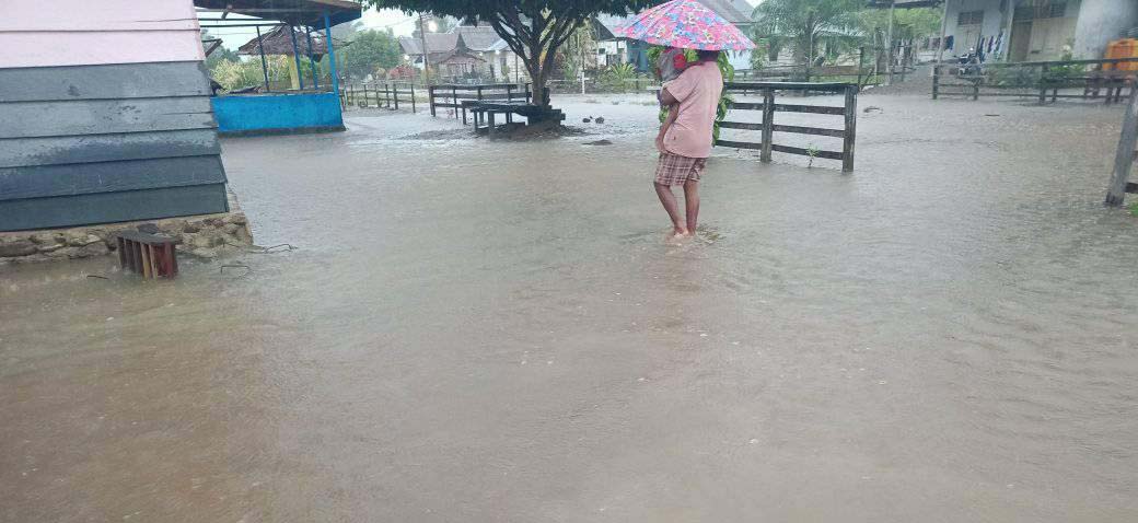 Dusun Siliha 'relokasi' yang berada di dataran rendah, setiap musim penghujan kebanjiran. Dulu dusun mereka di dataran tinggi, dekat lokasi yang sekarang jadi pabrik sawit. Foto: Christ Belseran