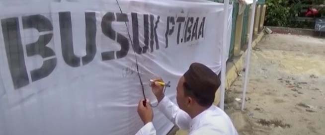 Protes warga atas pemcemaran pabrik tapioka di Bangka, beberapa waktu lalu.