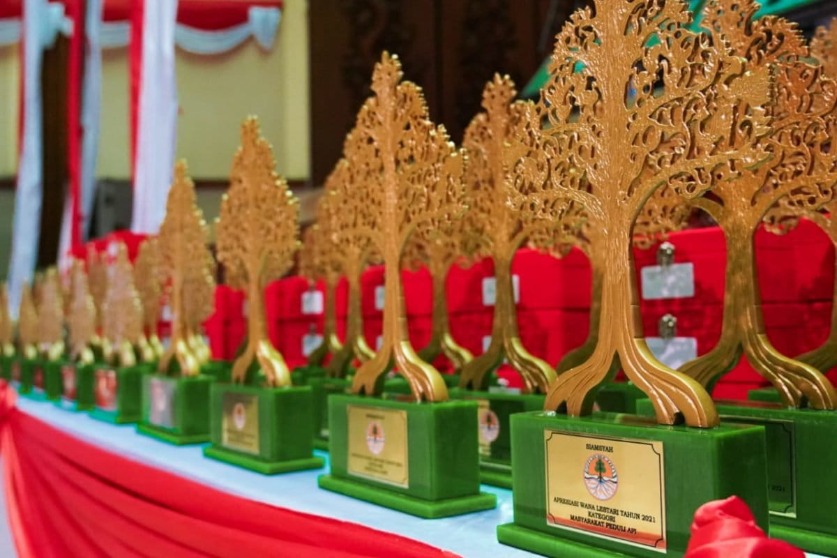 Penghargaan dari KLHK bagi para mediang pejuang liingkungan hidup. Foto: KLHK