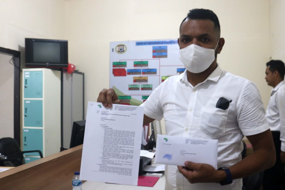 Lembaga Kalesang Lingkungan Maluku (LKLM), organisasi lingkungan di Maluku, untuk melaporkan ke Polda Maluku. Foto: Christ Belseran