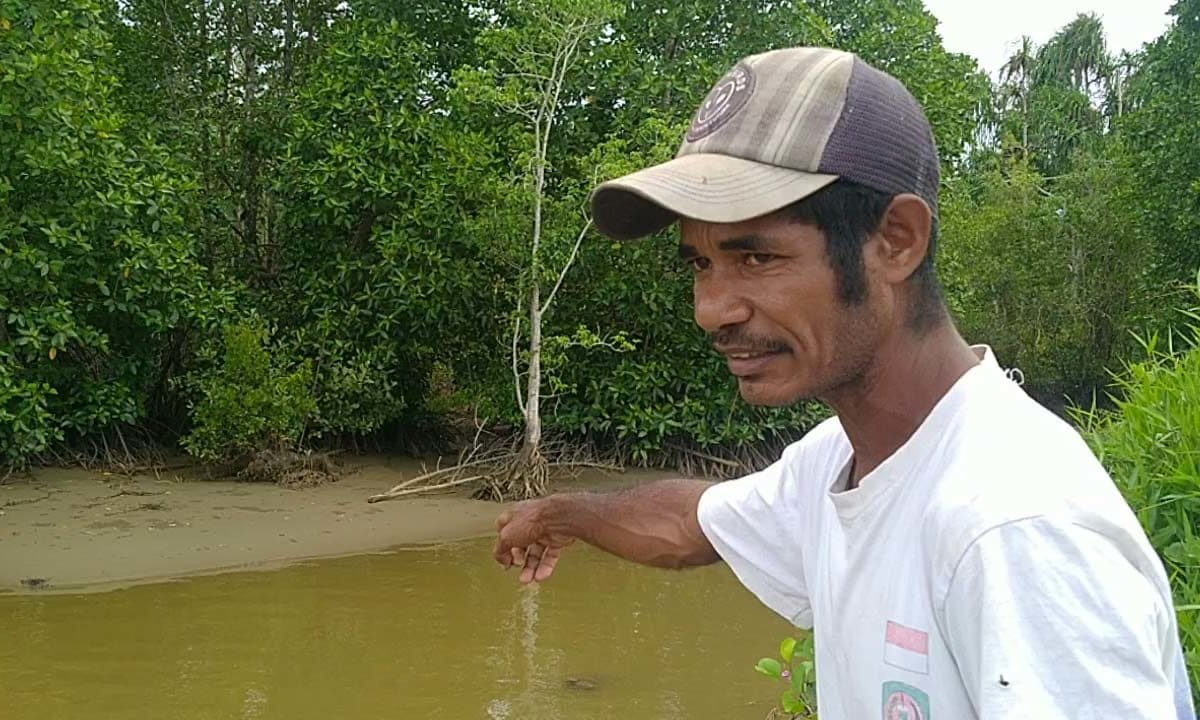 Juliath Itihuny, memperlihatkan sungai yang tercemar. Foto: Christ Belseran
