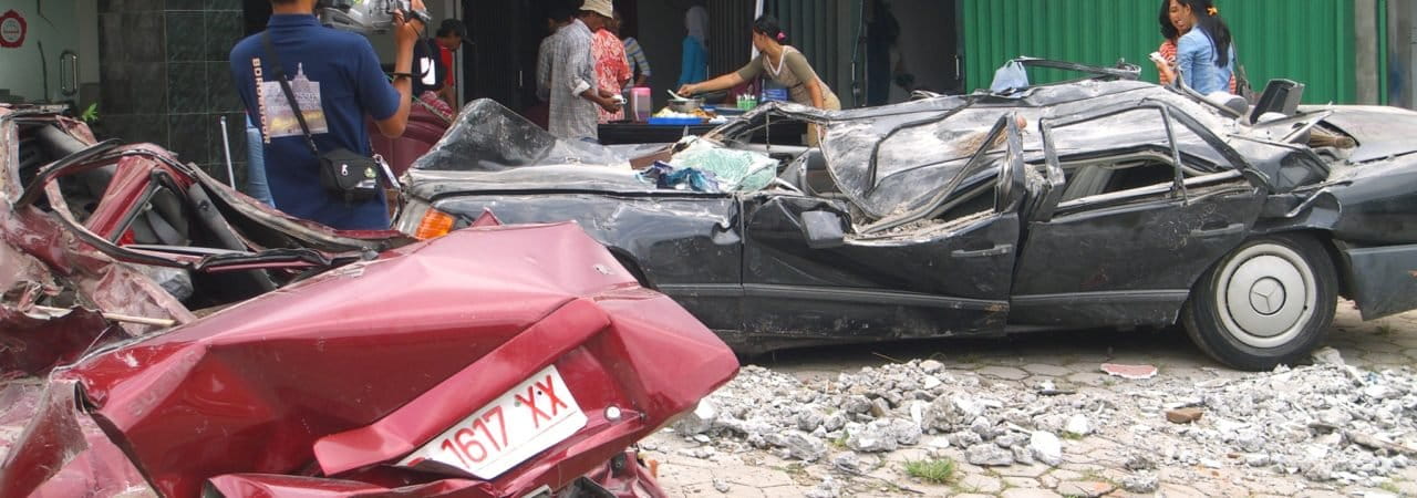 Beberapa mobil ringsek akibat gempa Bantul 2006..JPG Nuswantoro