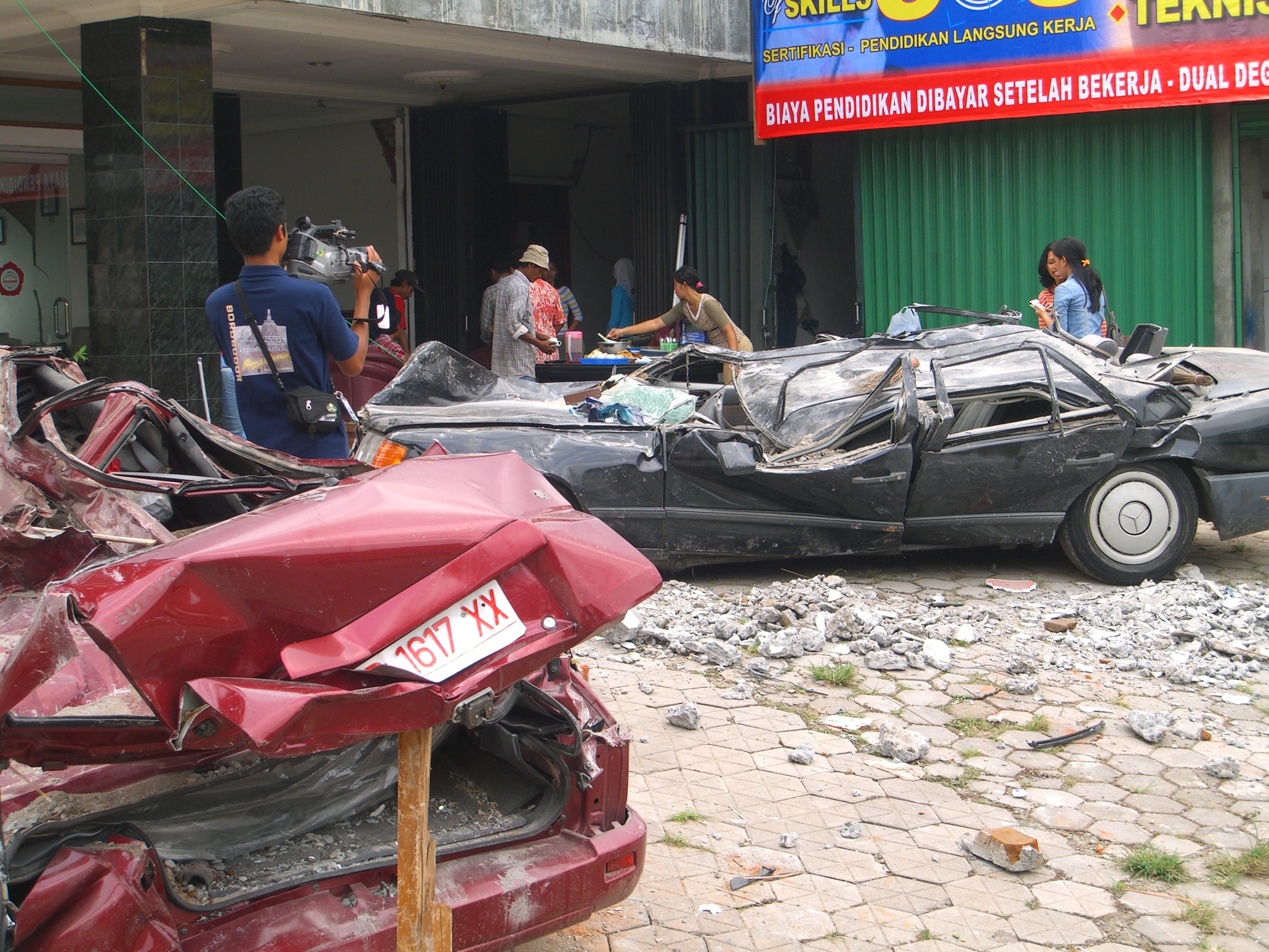 Beberapa mobil ringsek akibat gempa Bantul 2006..JPG Nuswantoro