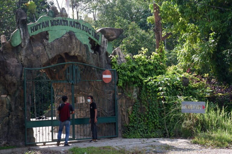 Pintu gerban menuju Hutan Wisata Mata Kucing. Foto: Yogi Eka Sahputra/ Mongabay Indonesia