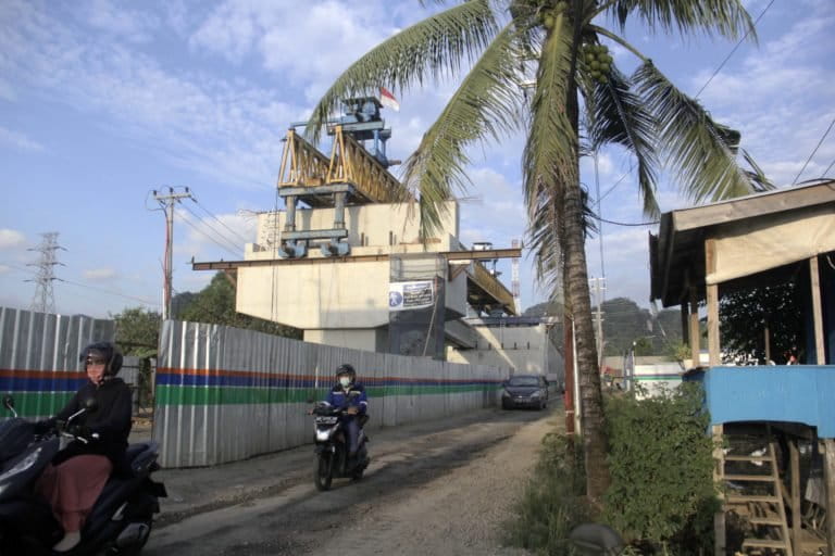 Pengerjaan jembatan untuk kereta api di Desa Sanlerang. Foto: Eko Rusdianto/ Mongabay Indonesia