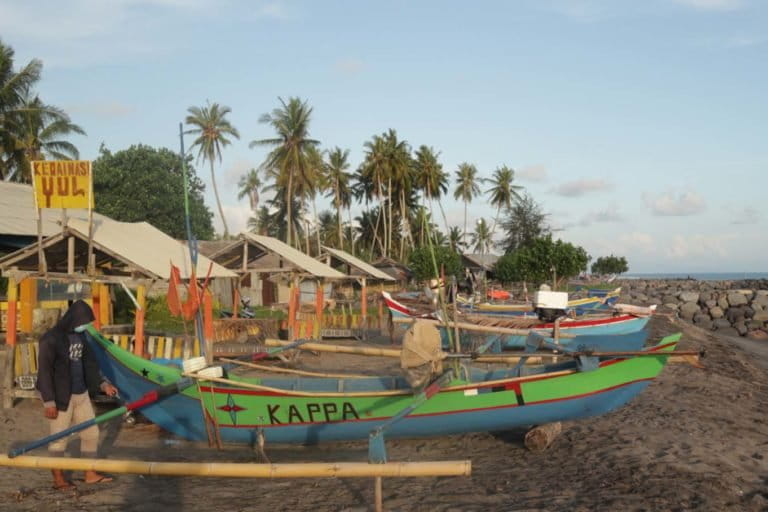 Pantai Ulakan, terus lamai abradi. Warga dan nelayan pun terdampak. Pengunjung pantai, yang dulu ramai, kini sepi. Foto: Jaka HB/ Mongabay Indonesia