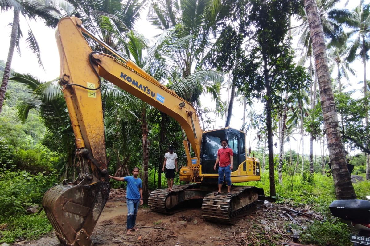 Alat berat perusahaan tambang. Foto: Sarjan lahay/ Mongabay Indonesia