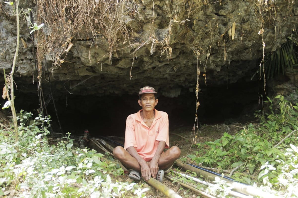  Sumber air bagi masyarakat Salenrang, Sulawesi Selatan, berasal dari gua di Bukit Bulu Ballang. Gua ada lingkungan sekitar harus terjaga, guna memastikan ketersediaan pasokan air bersih masyarakat. Desa Salenrang masuk Kecamatan Bontoa, Maros. Wilayah ini biasa dikabarkan alami kekeringan saat kemarau. Warga kekurangan air dan hanya menggunakan air seadanya dari sumur keruh. Kini, Salenrang mulai mau keluar dari stigma itu. Bagaimana sistem air bersih warga ini berjalan? Pengelolaan diserahkan ke Badan Usaha Milik Desa (Bumdes). Setiap pelanggan, membayar biaya pemasangan kilometer Rp350.000 dan mendapatkan tiga batang pipa ½ inci gratis. Pada perayaan-perayaan syukur tertentu, warga menggelar ritual di depan mulut Gua Bulu Ballang. Ritual-ritual semacam itu, oleh beberapa warga dinyatakan sebagai puncak syukur untuk bumi yang telah menyediakan limpahan sumber daya. 