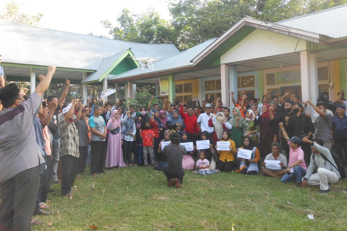 Masyarakat protes penggalian parit yang memutus jalan ke kebun. Foto: dokumen warga