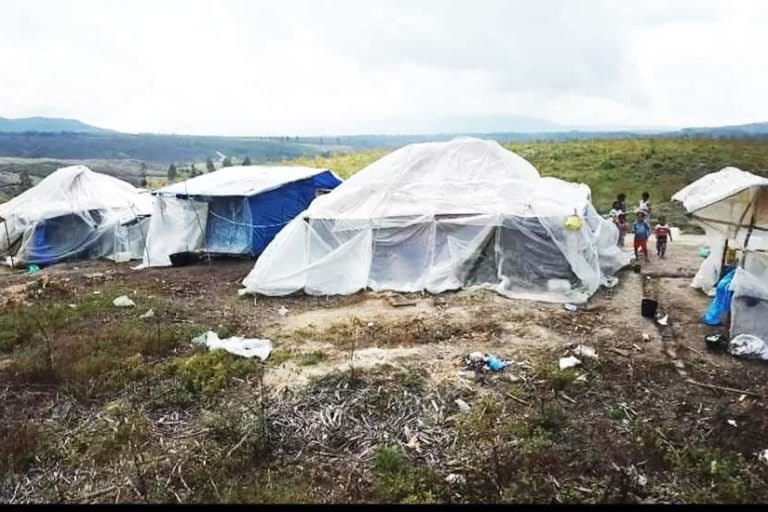 Tenda biru para buruh harian lepas PT TPL. Foto: AMAN Tano Batak