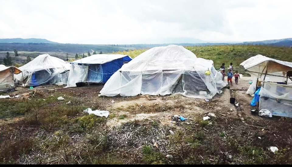 Tenda biru para buruh harian lepas PT TPL. Foto: AMAN Tano Batak
