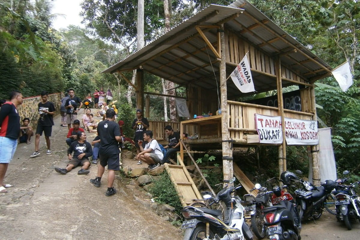 Rombongan solidaritas untuk warga Wadas beristirahat dekat posko perjuangan..JPG
