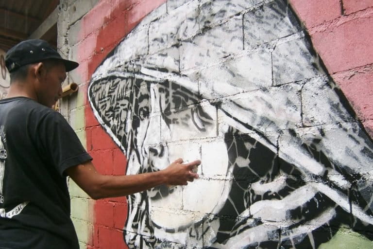 srol (Media Legal) tengah menyelesaikan gambar wajah petani..JPG