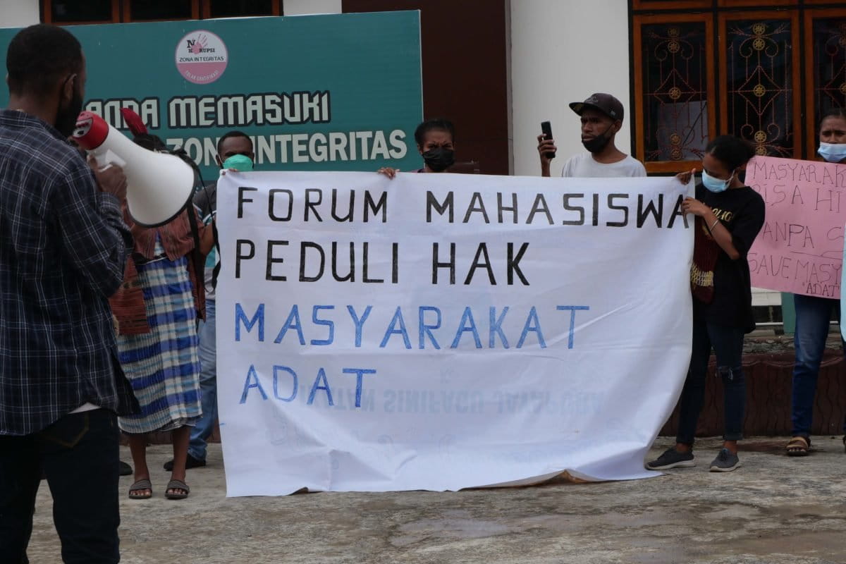 Aksi massa yang menyuarakan hak-hak masyarakat adat. Aksi Bupati Sorong, mencabut izin di lahan adat itu mereka nilai keputusan tepat. Lahan-lahan itu segera kembalikan ke masyarakat adat. Foto: Asrida Elisabeth/ Mongabay Indonesia