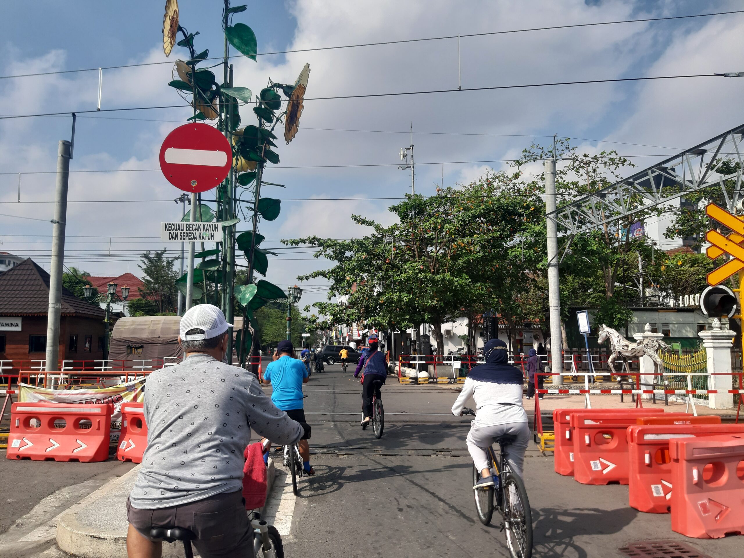 Pemerintah Yogyakarta memberikan beberapa prioritas fasilitas bagi pesepeda. 009: Sepeda menjadi sebuah alternatif transportasi di Yogyakarta yang perlu dihidupkan kembali. Tak hanya sebatas untuk kesehatan dan hobi, tapi bisa menjadi gaya hidup masyarakat Yogyakarta. Foto: Lusia Arumingtyas