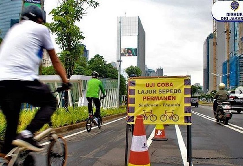 Pemerintah Provinsi DKI Jakarta melakukan uji coba jalur sepeda permanen di Jalan Sudirman-Thamrin sepanjang 11,2 kilometer pada April 2021 lalu. Foto: Dokumentasi Dishub DKI Jakarta