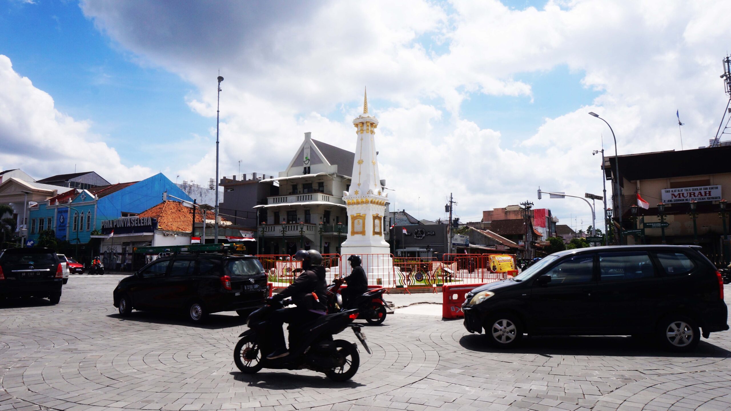 Sejak tahun 1990, laju motorisasi di Provinsi Yogyakarta terus meningkat.. Setiap tahunnya, kenaikan jumlah kendaraan bermotor 9000 unit dan 76.000 untuk mobil. 004: Langit biru di Provinsi Yogyakarta bukan berarti memiliki kualitas udara yang baik. Sebelum pandemi, pada 2019, hanya ada 40 hari baik dari 122 hari yang ada, sisanya sedang hingga tidak sehat.