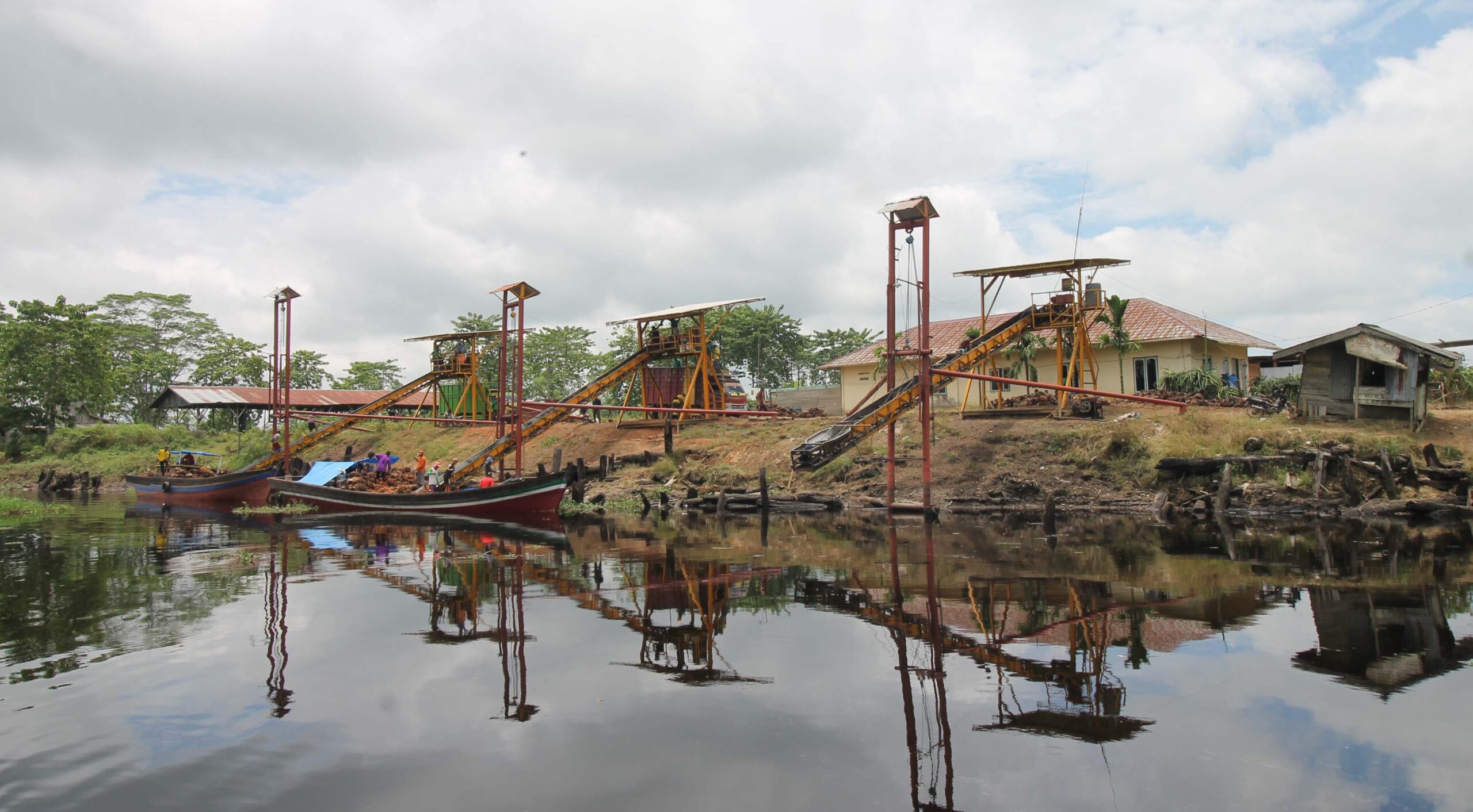 Pengangkutan TBS melalui kanal di salah satu perkebunan sawit Muaro Jambi. Foto: Elviza Diana/ Mongabay Indonesia 