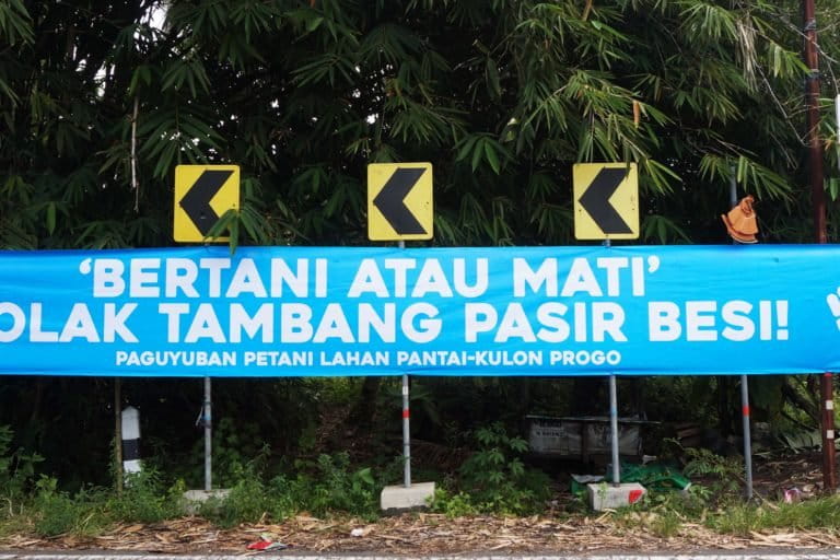 Spanduk penolakan tambang pasir di pesisir Kulonprogo. Foto: Tim Kolaborasi Liputan Agraria