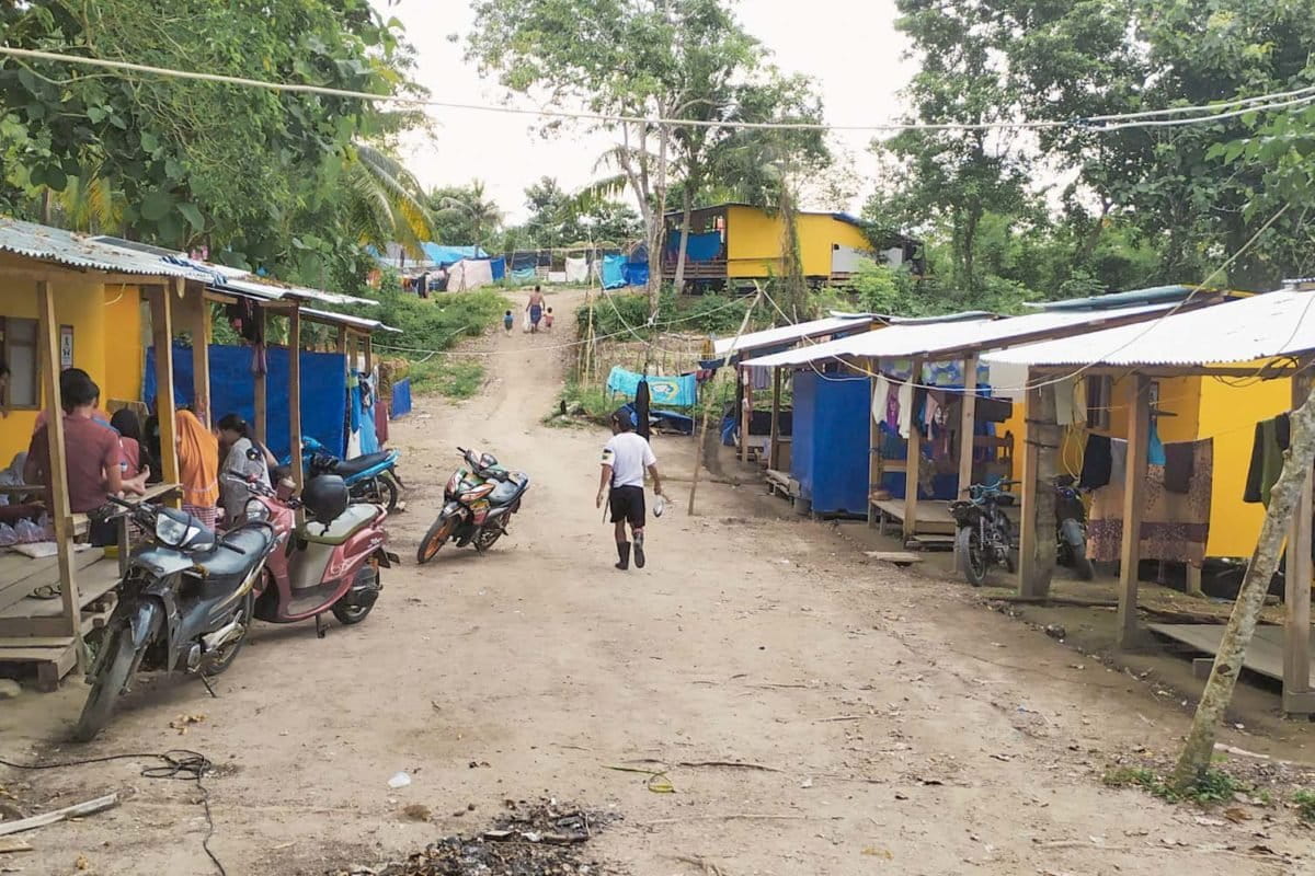 Blok huntara pengungsian Aholeang Rui - Agus Mawan.jpg
