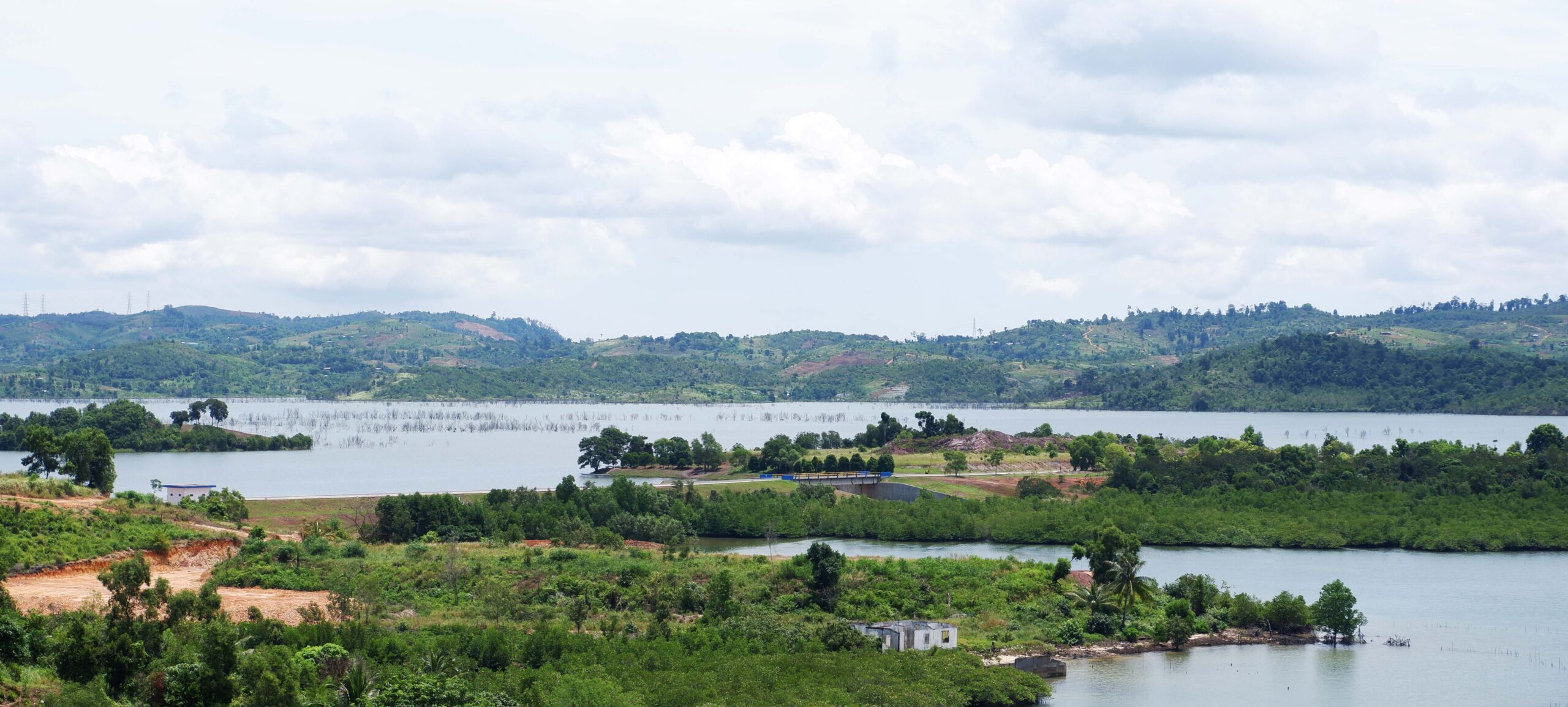 Waduk Kondisi waduk tembesi di Kota Batam. Diatas permukaan waduk ini akan di Bangun PLTS terapung terbesar di dunia. [Foto Yogi].jpg