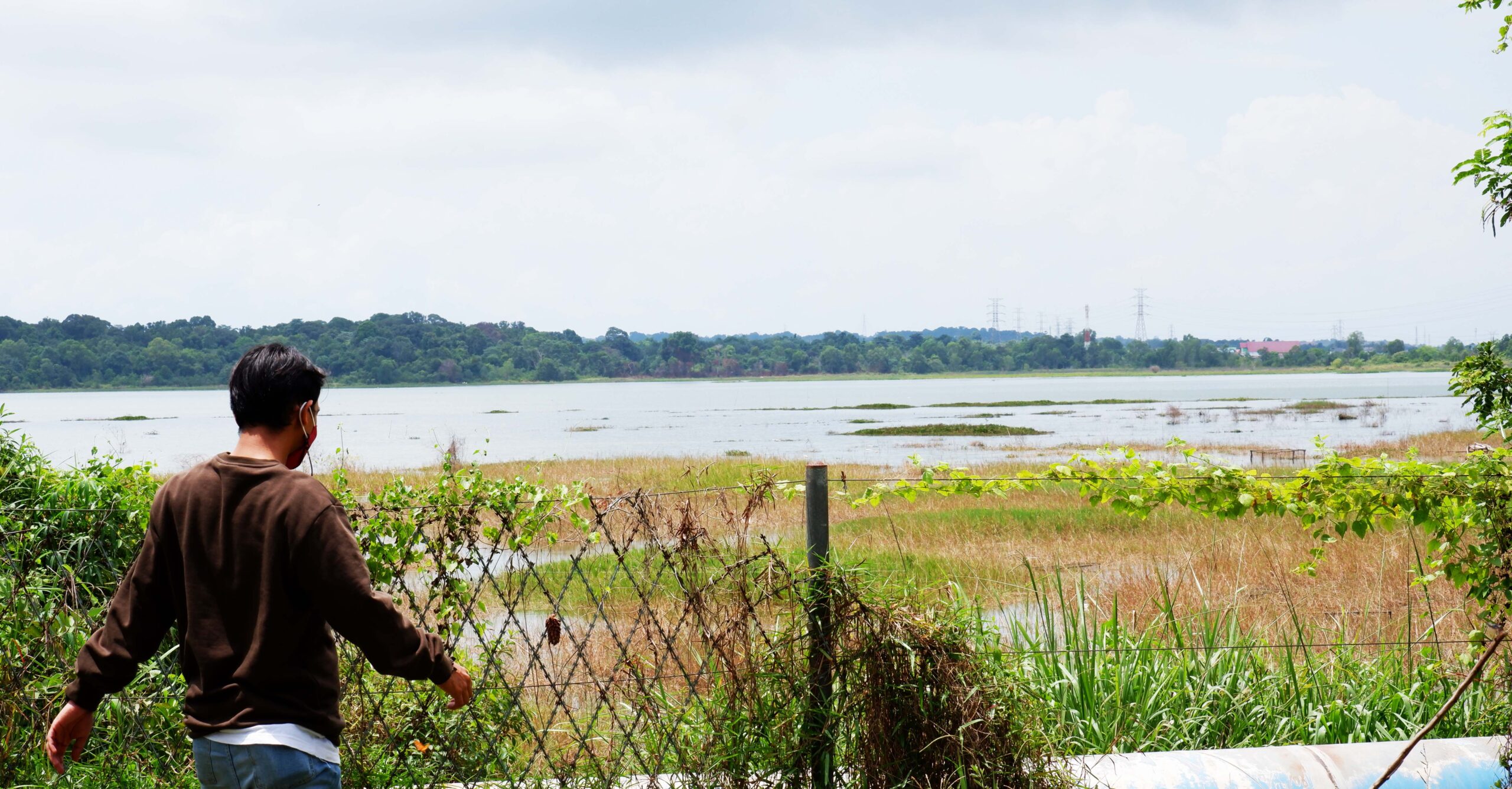 aduk Seorang warga melintas di tepi Waduk Duriangkang, Kota Batam, Rabu (11 Agustus 2021). Foto Yogi Sahputra .jpg