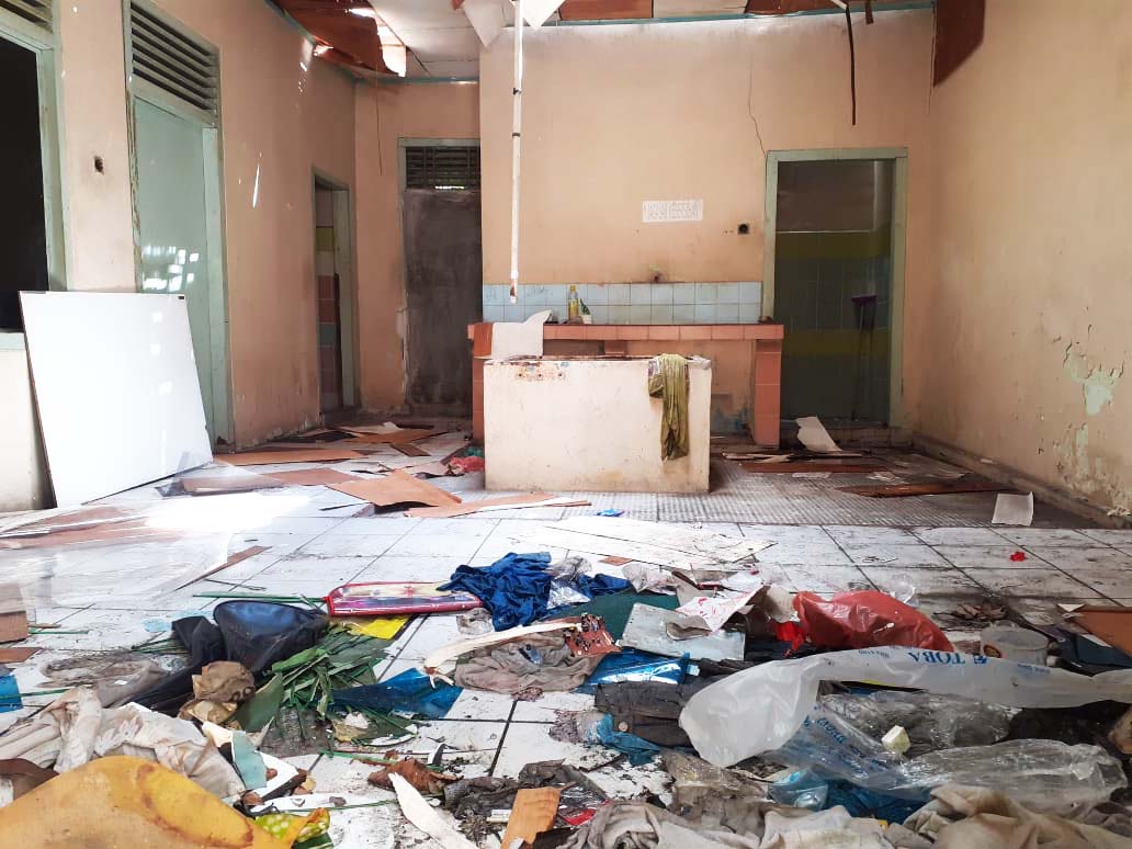Kondisi dalam rumah bertipe L, yang disebut warga kantor perusahaan setelah pindah dari ruko, sebelah. Foto: Suryadi/ Mongabay Indonesia