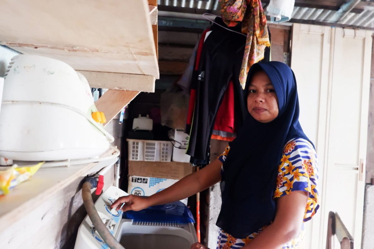 Junaidah, pakai mesin cuci dengan energi surya di Pulau Mecan. Foto: Yogi Eka Sahputra/ Mongabay Indonesia
