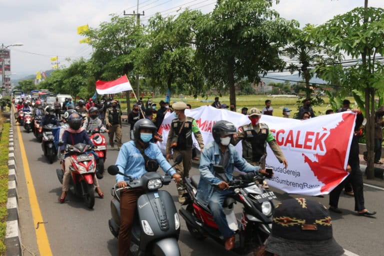 Aksi berbagai elemen masyarakat protes rencana tambang emas Trenggalek, 25 Oktober lalu. Foto: A.Asnawi/ Mongabay Indonesia