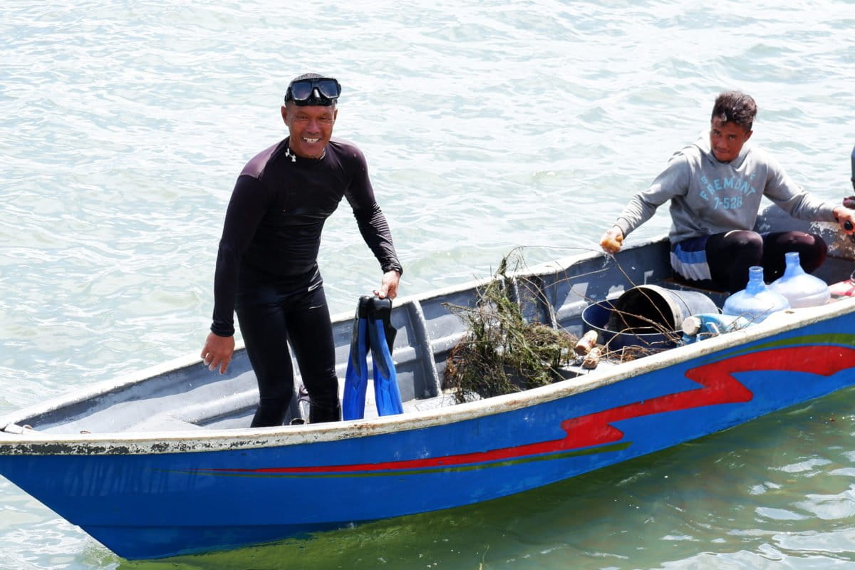 Foto utama:  Wahid bersama anaknya, nelayan selam Kota Batam, yang lestarikan bubu selam hanya untuk tangkap ikan besar. Cara tangkap nelayan ini sudah turun menurun. Foto: Yogi ES/ Mongabay Indonesia