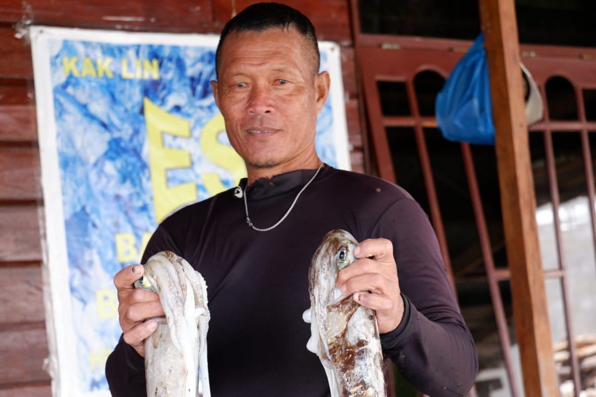 Wahid dan sotong, hasil tangkapannya. Foto: Yogi ES/Mongabay Indonesia