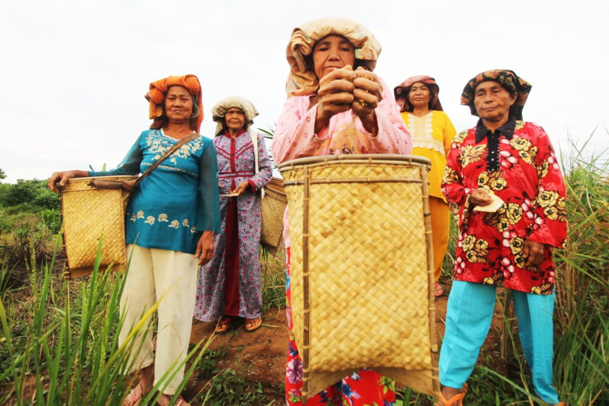 Nyai Jusma dan petani perempuan Lubuk Mandarsah, Tebo, Jambi, terus berjuang karena lahan berkonflik dengan PT WKS. Foto: Elviza Diana/ Mongabay Indonesia