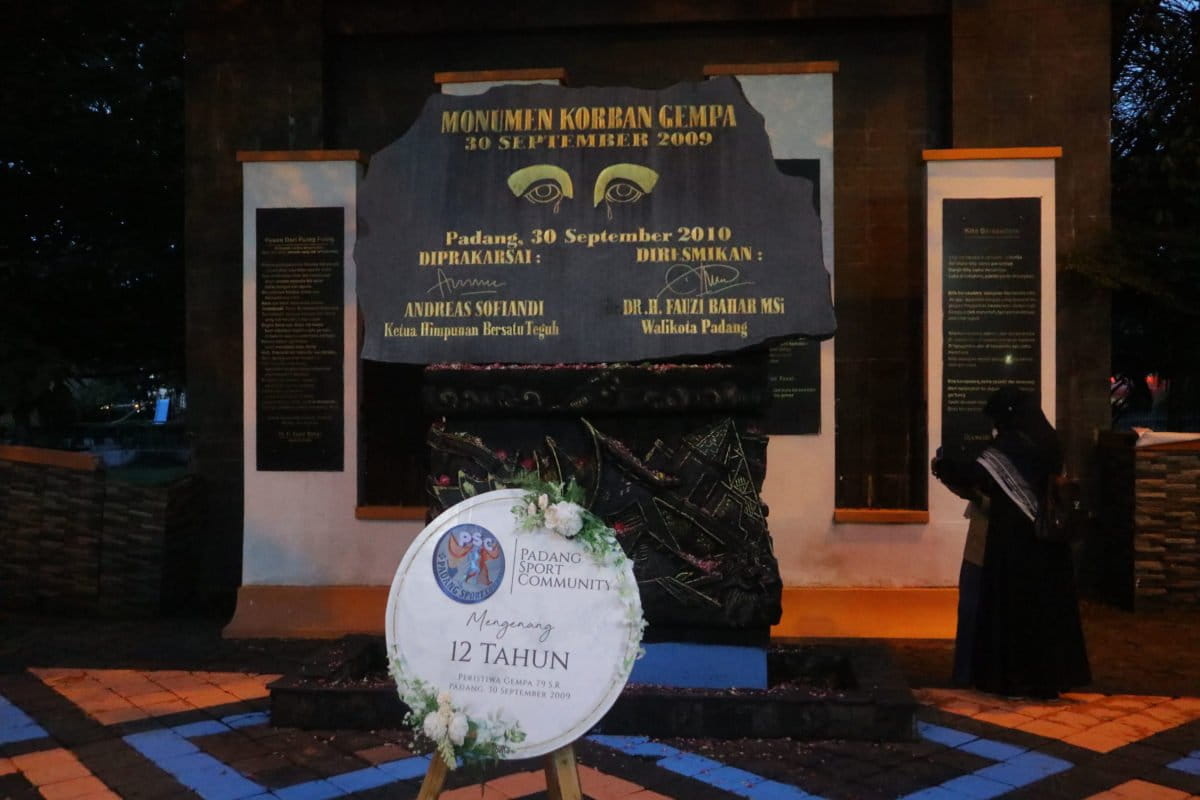 Monumen gempa Padang. Foto: Jaka HB/ Mongabay Indonesia