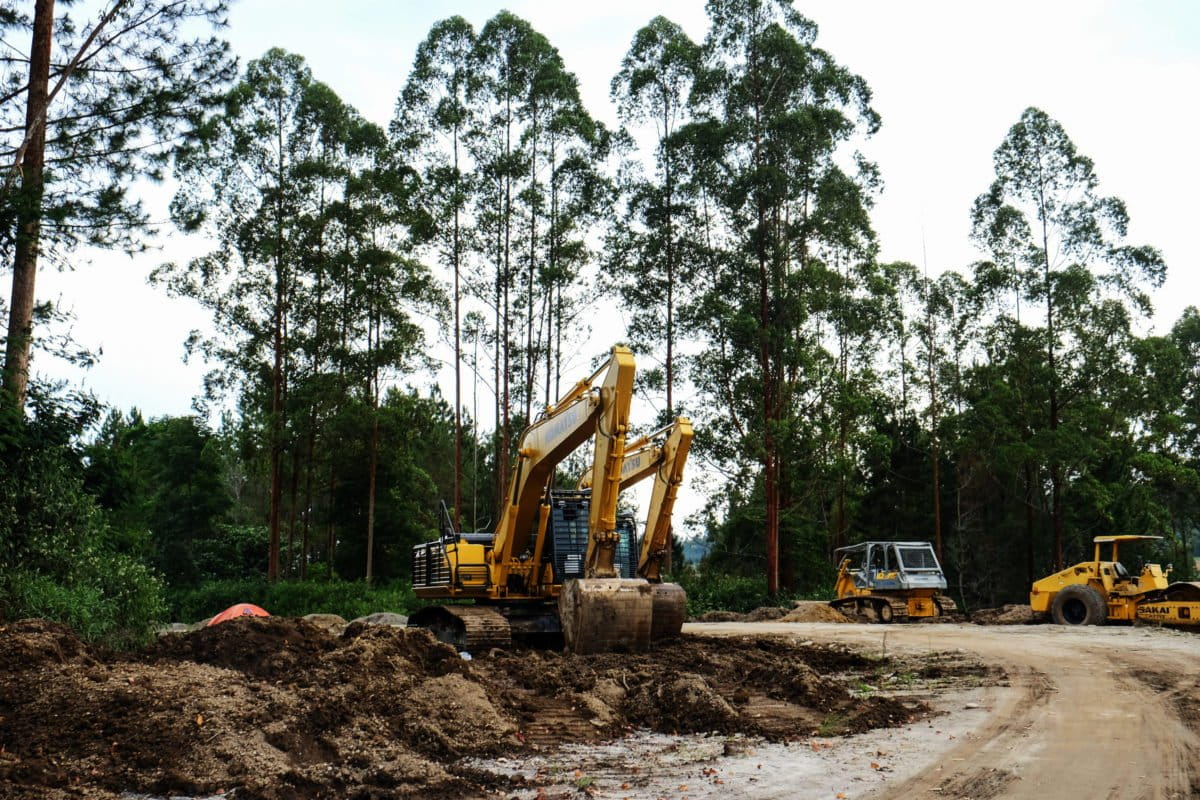 Alat berat bersiap memulai pekerjaan proyek pembangunan 'Bali Baru' di Danau Toba. Foto: Tonggo Simangunsong