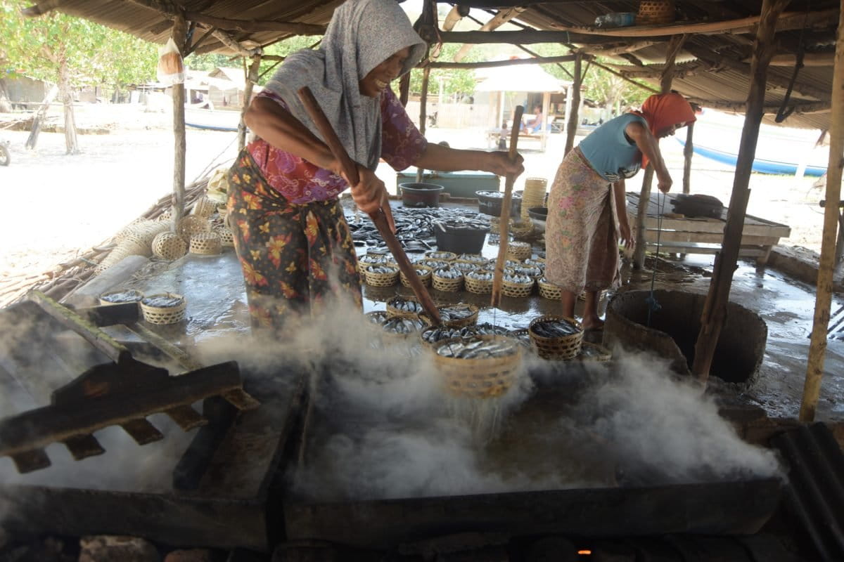 Kesibukan di lokasi pemindahan di Bangko-Bangko, dengan perputaran uang ratusan juta rupiah sehari. Tapi tidak ada retribusi yang bisa ditarik karena seluruh aktivitas di kawasan ini belum berizin. Pemerintah daerah pun tidak bisa langsung membangun tempat pelelangan ikan (TPI). Foto: Fathul Rakhman/Mongabay Indonesia