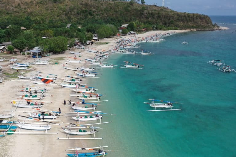 Bentang Taman Nasional Bangko-Bangko dengan deretan perahu dan perkampungan nelayan di Pantai Bangko-Bangko, Desa Batuputih, Kecamatan Sekotong Lombok Barat. Foto: Fathul Rakhman/Mongabay Indonesia