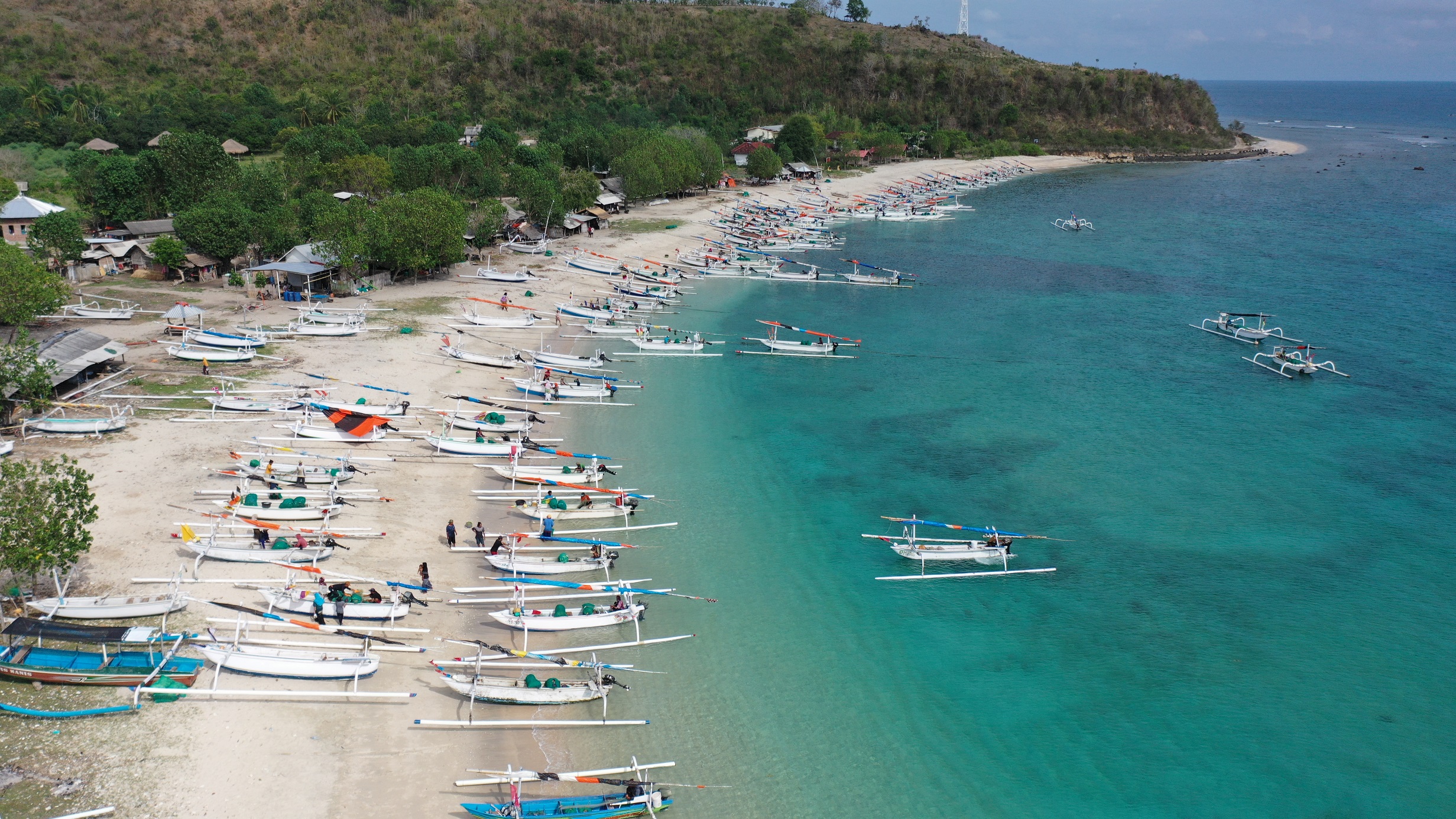 Bentang Taman Nasional Bangko-Bangko dengan deretan perahu dan perkampungan nelayan di Pantai Bangko-Bangko, Desa Batuputih, Kecamatan Sekotong Lombok Barat. Foto: Fathul Rakhman/Mongabay Indonesia