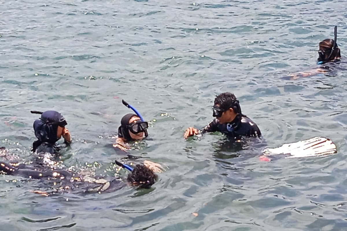 Mereka juga dapat kelas snorkling dan diving.Foto: Mahmud Ichi/ Mongabay Indonesia